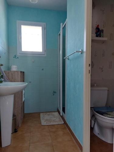 莱萨布勒-多洛讷MaMaMé的一间带水槽和卫生间的浴室以及窗户。