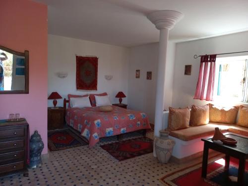 瓦尔扎扎特图尔马琳住宿加早餐旅馆的一间卧室配有一张床和一张沙发