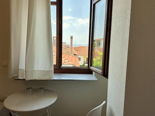 塞萨洛尼基7PocketHouse的窗户,带桌子和水槽