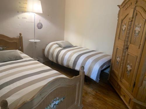Villa Maria Baselga di Pinè Appartamenti客房内的一张或多张床位