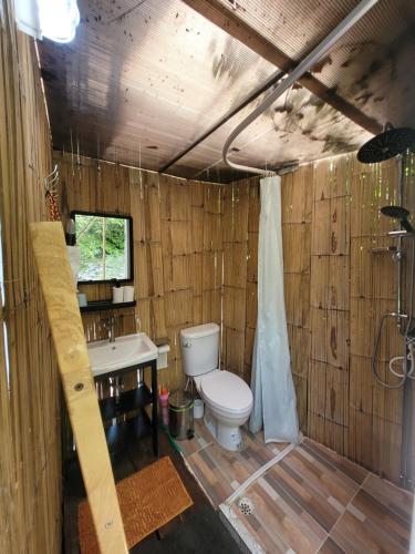 Ban Khanong Phra Klang (1)Brook Cottage的一间带卫生间和水槽的浴室
