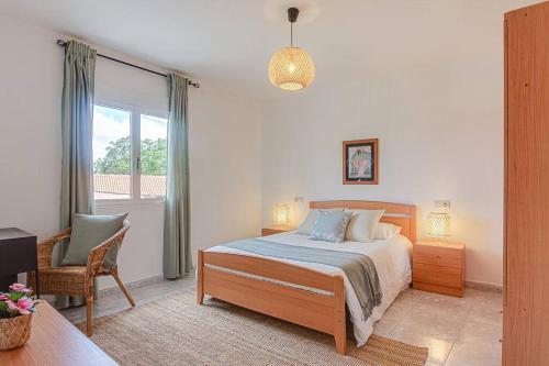 CoristancoCasa Herminia的卧室配有床、椅子和窗户。
