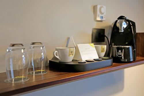 圣地亚哥坎布雷拉斯塔里亚酒店的咖啡杯的柜台和咖啡袋