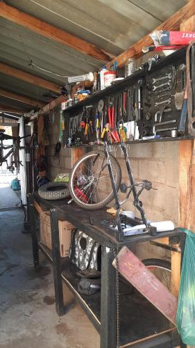 皮斯科艾齐Casa Pueblo的车库的架子上坐的自行车