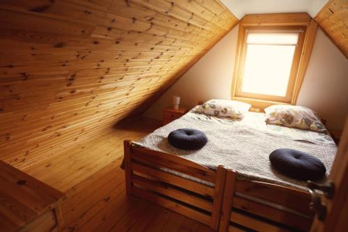 WilkowiceDomek na Kamieńcu的一间卧室配有一张带两个枕头的床