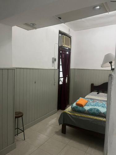 福尔摩沙Mono ambiente céntrico Formosa的卧室配有一张床,墙上配有电视。