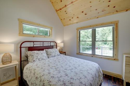 Family-Friendly Indiana Cabin with Hot Tub and Decks的一间卧室设有一张床和一个窗口