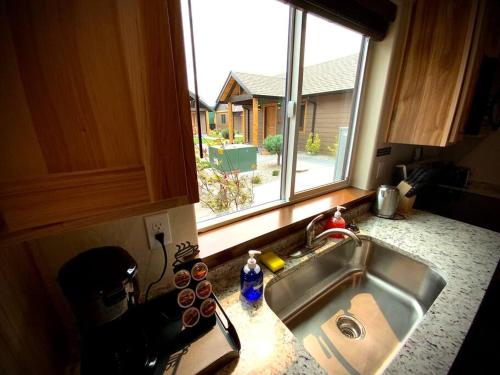 格兰茨帕斯Bear Mountain - Suite 6的带水槽的厨房台面和窗户