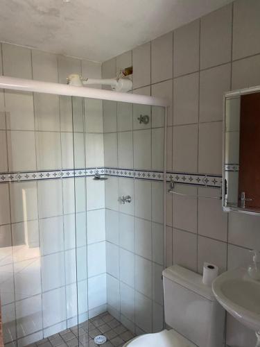 博西坎加Recanto Primavera的带淋浴、卫生间和盥洗盆的浴室