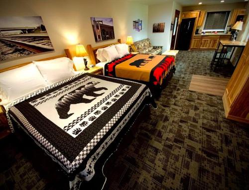 格兰茨帕斯Bear Mountain - Suite 6的一间酒店客房,房间内设有两张床