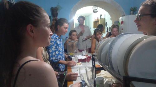 锡拉库扎Casa dei fiori的一群人站在桌子旁,戴着酒杯