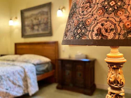 Wentworth-NordBed & Breakfast Lukomorye的一间卧室配有一张床和一盏灯及台灯