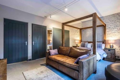 伦敦Stylish City Clerkenwell的客厅配有沙发和1张床