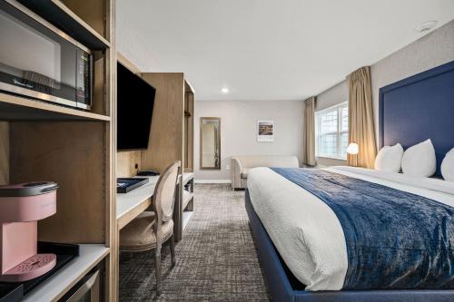 特拉弗斯城Alexandra Inn的配有一张床和一张书桌的酒店客房