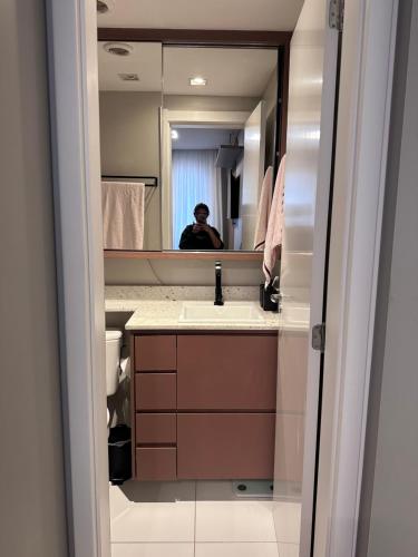 圣保罗Studio Chácara Sto Antonio的照着浴室镜子的人