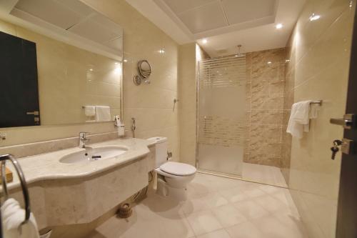 麦地那فندق زوايا الماسية(العوالي)的一间带水槽、卫生间和淋浴的浴室