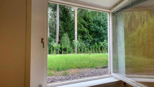 耶夫勒Ringarstigen 29的享有庭院景致的窗户