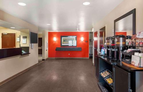 长滩美国延住酒店（洛杉矶长滩机场店）的一间设有红色墙壁的快餐餐厅的大堂