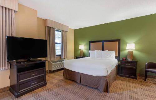 阿拉米达奥克兰 - 阿拉米达机场长住酒店的配有一张床和一台平面电视的酒店客房