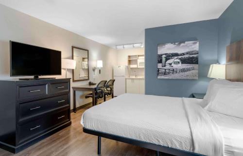 圣马特奥市旧金山 - 圣马特奥 - SFO美国长住酒店的配有一张床和一台平面电视的酒店客房