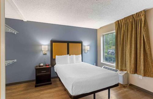 孟菲斯美国长住酒店 - 孟菲斯 - 机场的一间卧室设有一张大床和一个窗户。