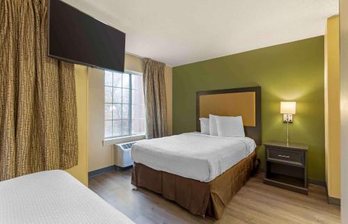 布里奇顿酒店Extended Stay America - 圣路易斯机场 - 中环的酒店客房设有两张床和窗户。