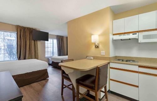 布里奇顿酒店Extended Stay America - 圣路易斯机场 - 中环的酒店客房配有一张床和一间带书桌的厨房