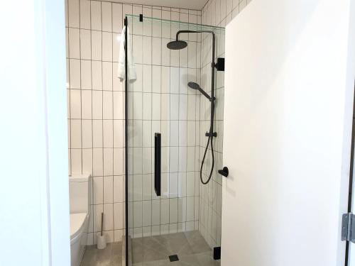帕拉帕拉乌穆U Suites on Trieste Way的浴室里设有玻璃门淋浴
