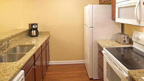 威廉斯堡Powhatan Resort的厨房配有水槽和白色冰箱