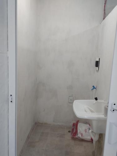 SaubaraCasa laranja cabuçu的白色的浴室设有水槽和卫生间。