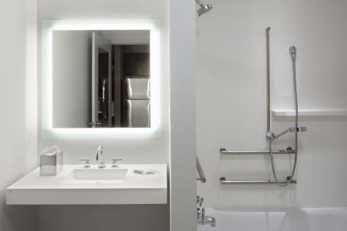 切尔西波士顿洛根机场/切尔西万豪广场套房酒店的白色的浴室设有水槽和镜子