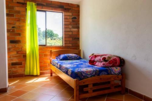 马里尼亚Finca La Piscina, disfrute total的小房间设有床和窗户