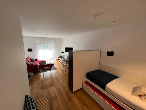 蓬塔德尔加达Apartamento do Atlântico的一间卧室设有一张床和一间客厅。