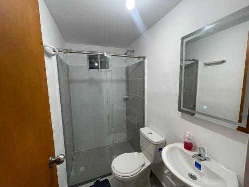 库库塔Para estrenar agradable apartamento acogedor的带淋浴、卫生间和盥洗盆的浴室