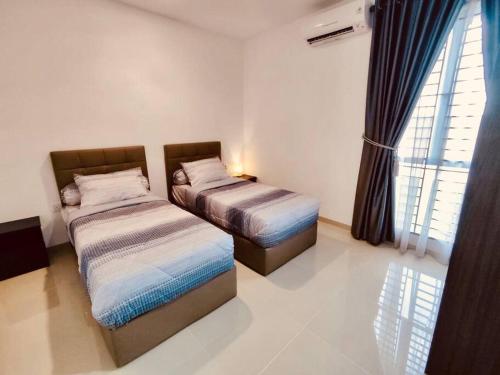巴淡岛中心Binbaba Homestay - Grand Maganda的带窗户的客房内的两张床
