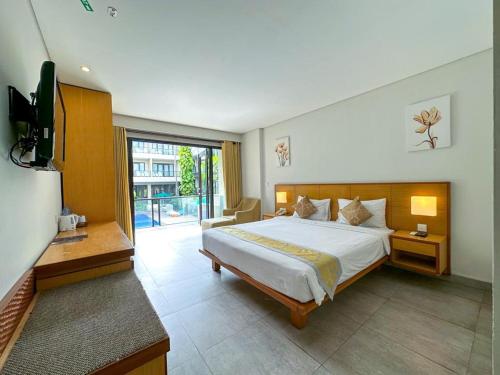 库塔德库塔酒店的一间卧室配有一张大床和电视