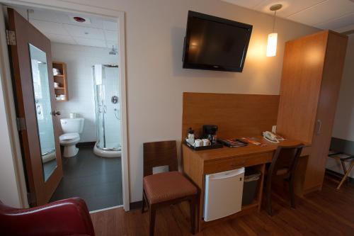 萨格奈峡湾酒店的客房设有带水槽和卫生间的浴室