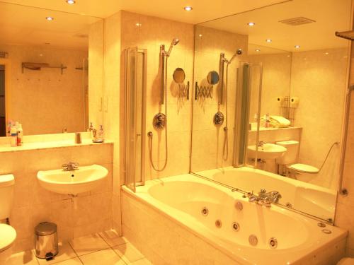 爱丁堡爱丁堡皇家大道公寓的带浴缸、卫生间和盥洗盆的浴室