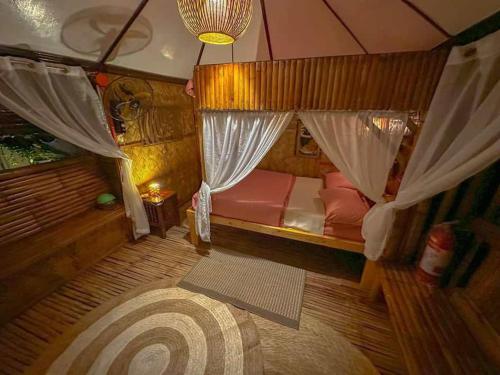 大雅台Remy's Nest的一间卧室配有床、窗帘和地毯