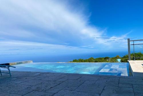 珀蒂蒂勒Villa Mahot的一座背景海洋的游泳池