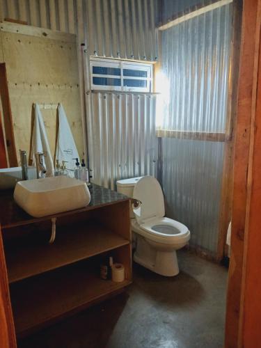 纳库鲁The Cascades Cabin Nakuru的一间带水槽和卫生间的浴室