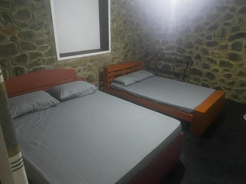 Artomoro Ceylon motel客房内的一张或多张床位