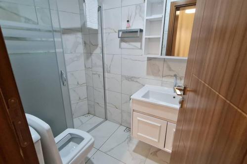 YıldırımCozy 2 bedroom near Green Mosque的带淋浴和盥洗盆的浴室