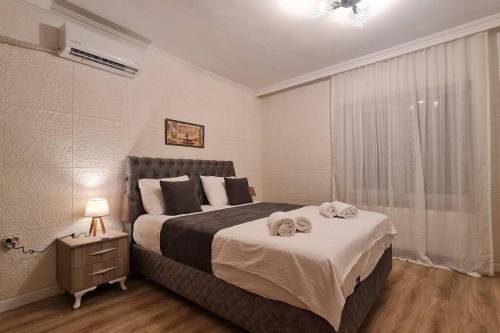 YıldırımCozy 2 bedroom near Green Mosque的一间卧室配有一张大床和毛巾