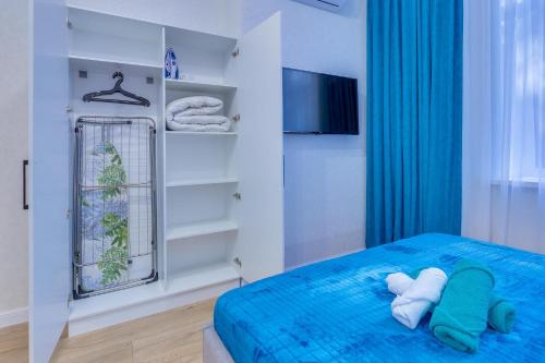 阿拉木图Asaapart Vernyi Room 3的一间卧室配有蓝色的床和毛巾
