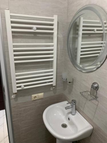 科布列季KARD HOUSE的一间带水槽和镜子的浴室