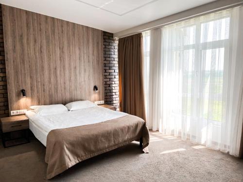 切尔诺夫策Aleanda的一间卧室设有一张大床和一个大窗户
