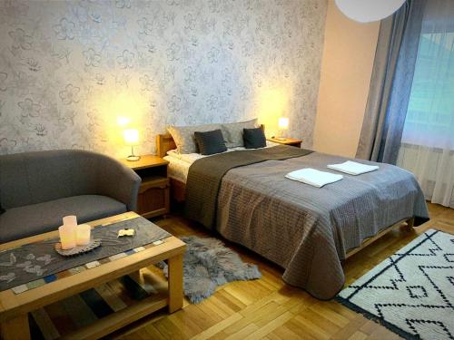 GhimbavAndreea Residence的一间卧室配有一张床、一把椅子和两盏灯。