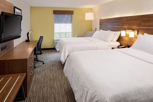 哈里斯堡东哈里斯堡智选假日酒店的酒店客房设有两张床和一台平面电视。