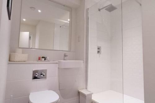 贝德福德Bright Stylish Apt in Bedford的带淋浴和卫生间的白色浴室